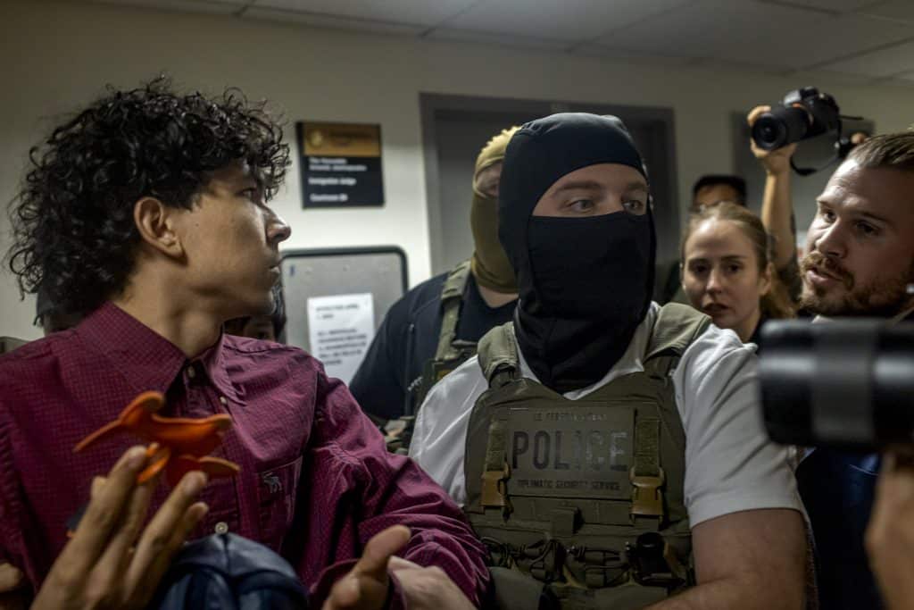 3 213P6A448207232025 Ice FED Plaza Nigro - Bucks County Beacon - Photo Essay: Bearing Witness to America's Cruel and Unusual Treatment of Immigrants