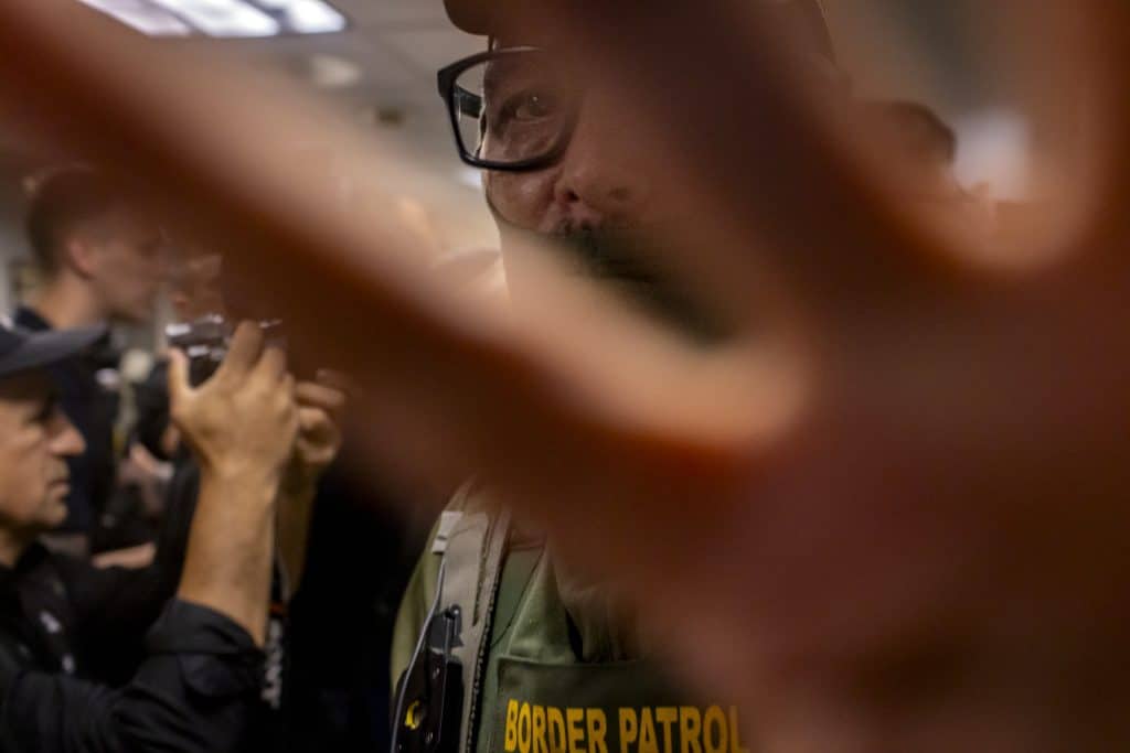 3 243P6A451307232025 Ice FED Plaza Nigro - Bucks County Beacon - Photo Essay: Bearing Witness to America's Cruel and Unusual Treatment of Immigrants